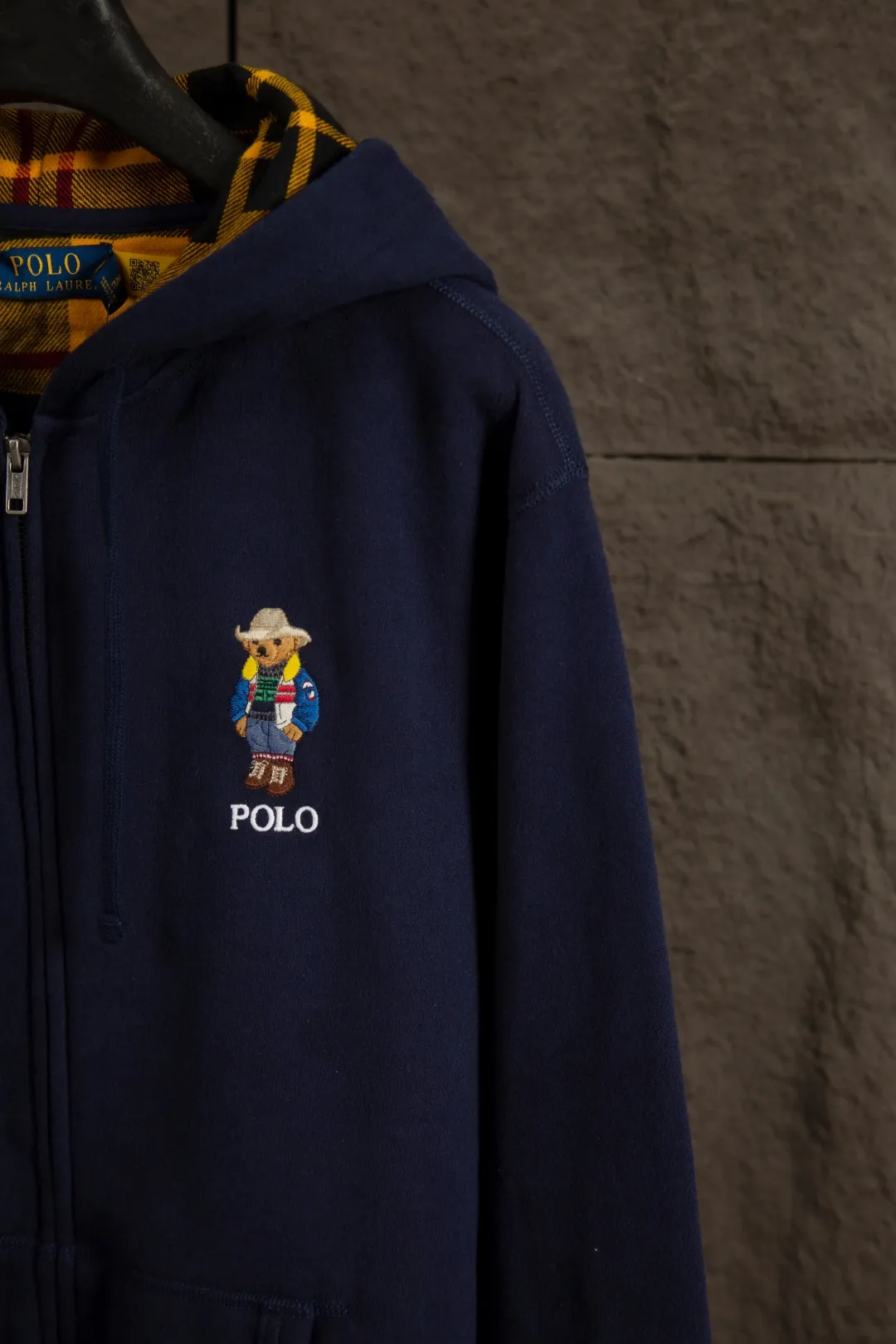 P270 Actual photo [Popular item] Style number: 25104# Color: Navy blue/hemp gray/white Size: S to XL - Ralph Lauren/Ralph Lauren 2025AW Autumn and Winter Bear series stacked topstitch design plaid lining hooded cardigan zipper sweatshirt - Original workmanship consistent Professional four-needle six-thread topstitch design ✅ - Face 370g double-sided cotton heavyweight fabric Contrast color yarn-dyed plaid inside ✅| - Highly restored customized brand zipper 0.8 pure cotton high-density hook and loop bonnet ✅ - RL limited design style Colorful bear logo precision embroidery Bright color contrasting plaid hood inside The upper body is colorful and distinguishes the classic style. Both men and women can easily control it. Simple and clean, versatile and can go wrong. Exposed topstitch 0.8 cm retro primary color hook and loop drawstring. Every detail is perfect.